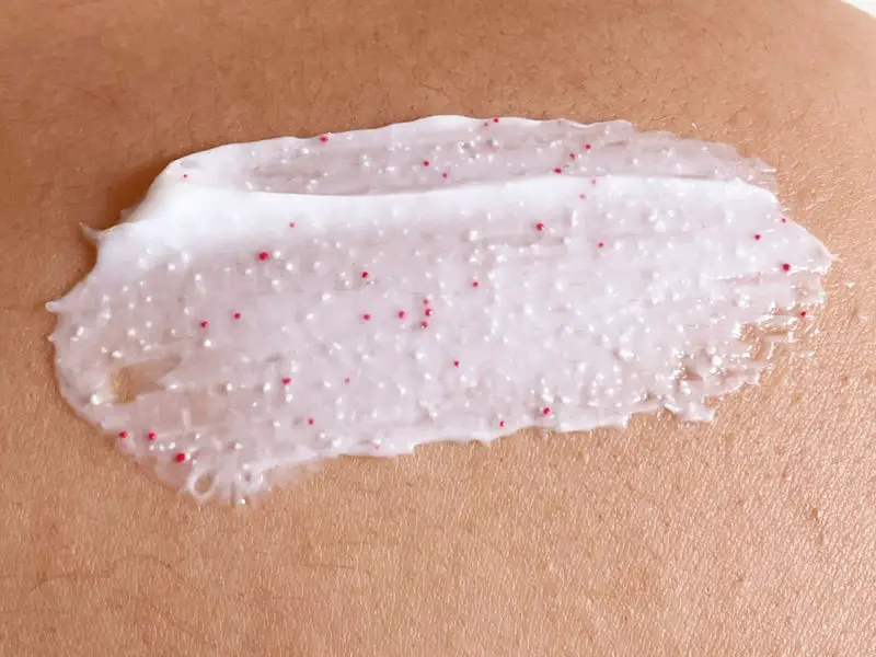 Exfoliating Body Wash for Mens Skin: A Guide for Beauticians