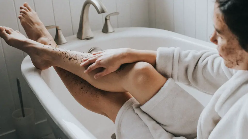 Exfoliating Body Wash for Women's Skin: A Beautician's Guide