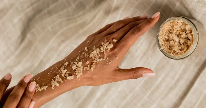 Exfoliating Body Wash for Men's Skin: Essential Tips for Beauticians