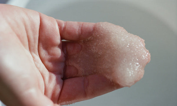 Exfoliating Body Wash for Strawberry Legs: Beautician's Guide