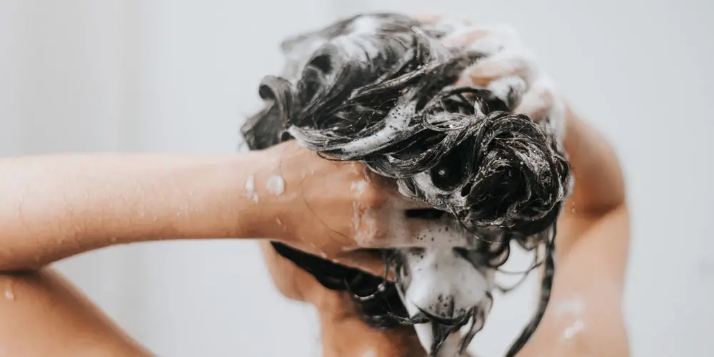 What Shampoo is Good for Oily Hair? Tips for Beauticians