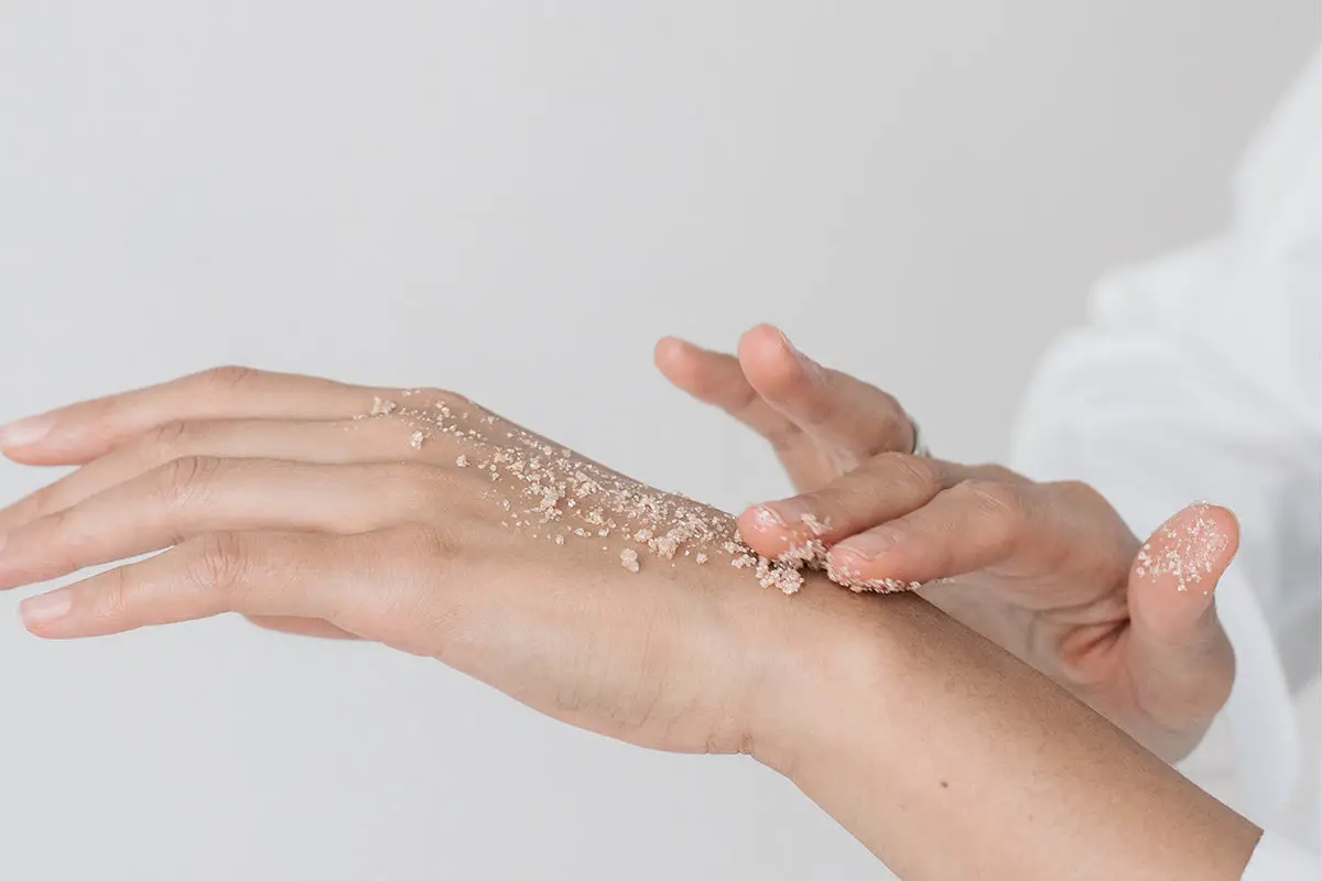 Exfoliating Body Wash vs Body Polish: Which is Best for Beauticians?