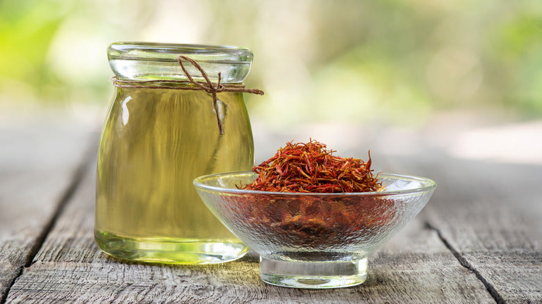 What Are the Safflower Oil Benefits for Beauticians and You?