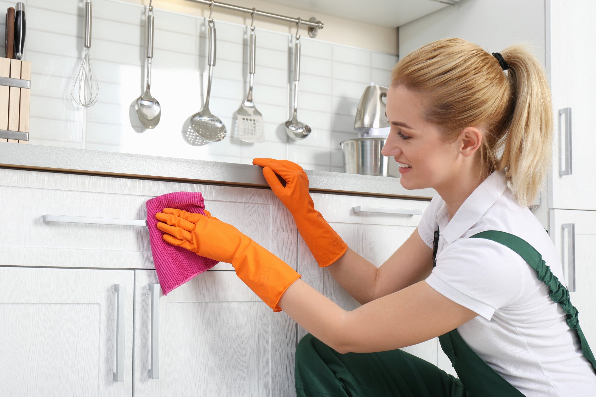 How to Clean Greasy Kitchen Floor Tiles: Tips for Beauticians?