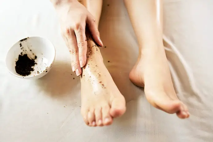Exfoliating Body Wash for Strawberry Legs: A Beautician's Guide
